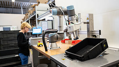 Ein Cobot mit MRK-Greifer der Zimmer Group unterstützt am Arbeitsplatz von Weidmüller Robotergestützte Montage